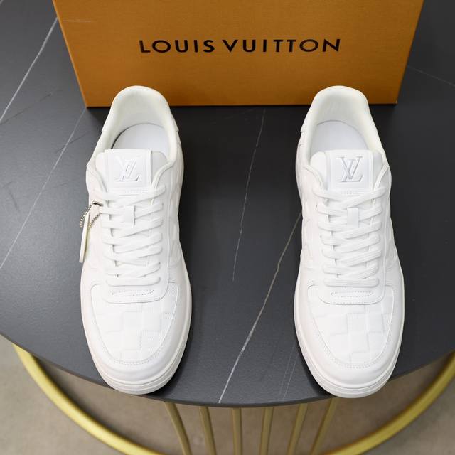 出厂价： 顶级原单 品牌： Louis Vuitton Lv.路易威登 材质： 原工厂牛皮材料 1：1原板大底 舒适内里 款式类型：休闲运动 板鞋 等级：专柜品